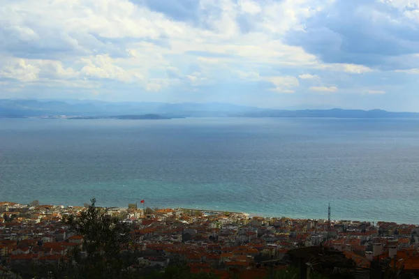 Altinoluk Şehrinin Yüksek Bir Fotoğrafı Kıyı Şeridi Deniz Bulutlu Hava — Stok fotoğraf