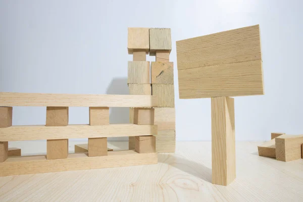 Épület Fából Készült Kockákból Rudakból Kép Fehér Háttéren Asztalon Készült — Stock Fotó