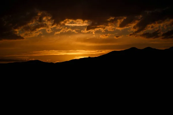 Ciel Dramatique Sur Silhouette Montagne — Photo