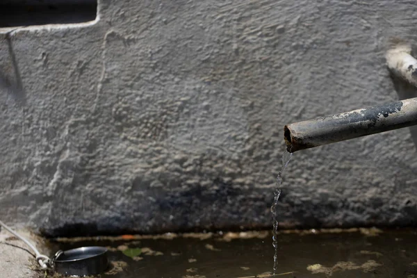 Source Eau Propre Dans Forêt Tuyau Fer Coule Dans Petite — Photo