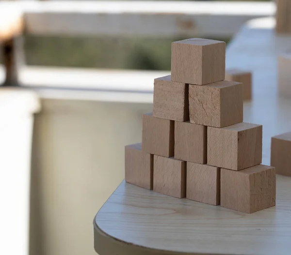 Épület Fából Készült Kockákból Rudakból Egy Fénykép Volt Asztalon — Stock Fotó
