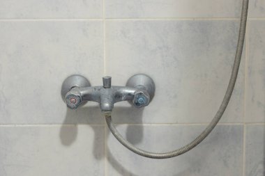 Paslı ve tebeşir gibi bir musluk. Limon suyu etkisi.