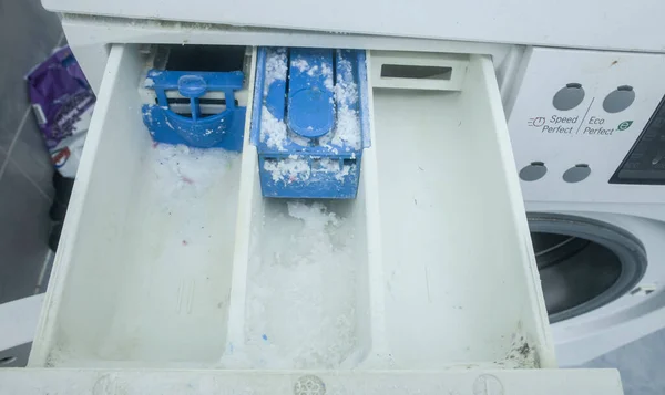Makinenin deterjan kutusunda kurumuş deterjan ve kir var..