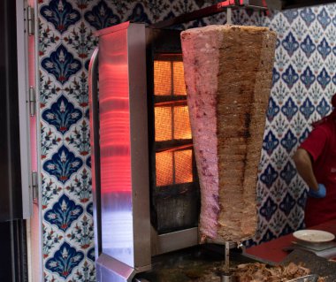Geleneksel Türk kebabı. Makineye dikey olarak monte edilmiş. Resturant 'ın önünde bir fotoğraf çekildi..