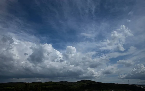 Foto Grandangolare Cielo Blu Nuvoloso Montagne Appaiono Sotto Foto — Foto Stock