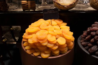 Kurutulmuş kayısıları yakından çek. Bankın önünde fotoğraflanmış..