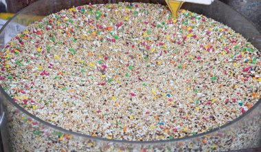 Yuvarlak bir kutuda karışık kuş yemi. Hayvan pazarı.