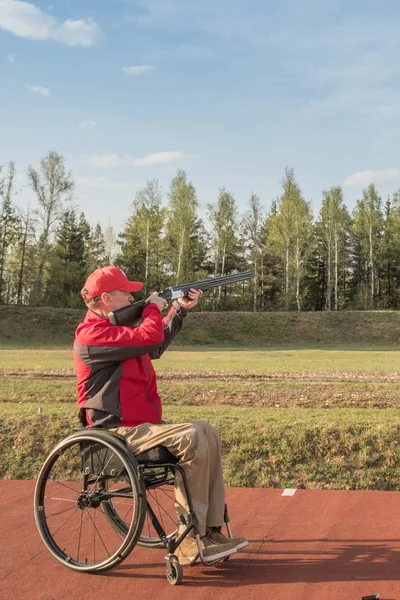 Стрельба в инвалидных колясках — стоковое фото