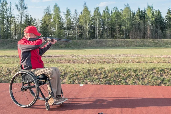 Інвалідний візок тарілочках стрілянина — стокове фото
