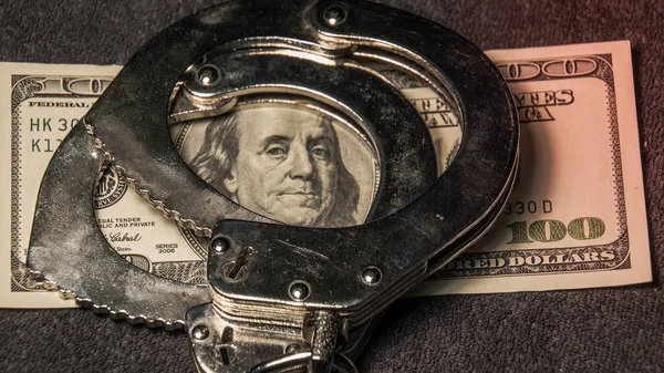 kelepçeli polis ve yüz USD banknot