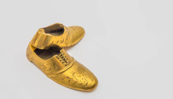 beyaz bir artalan üzerinde Lux Ry Ayakkabı Altın kül tepsisi