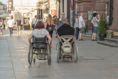 Elektrikli konsollu tekerlekli sandalye.