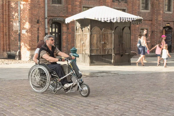 Elektrikli konsollu tekerlekli sandalye.