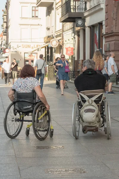 Elektrikli konsollu tekerlekli sandalye.