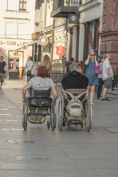 Elektrikli konsollu tekerlekli sandalye.