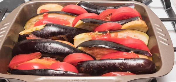 Tomaten und Auberginen in Sauerrahmsoße — Stockfoto