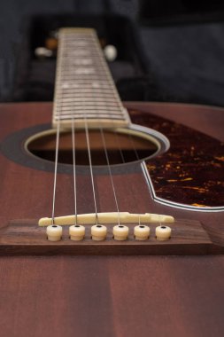 maun güverte ile elektrik akustik gitar