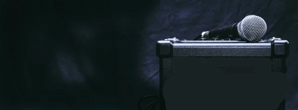 mikrofon ve açılan amplifikatör