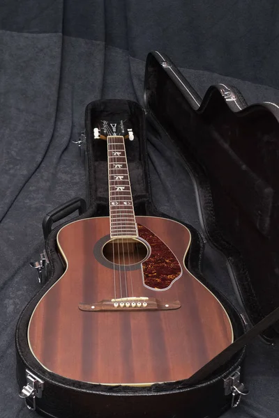 Elektrische akoestische gitaar met mahoniehouten dek — Stockfoto