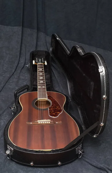 maun güverte ile elektrik akustik gitar