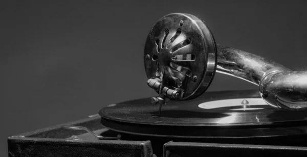 Vinil disk ile antika gramofon 
