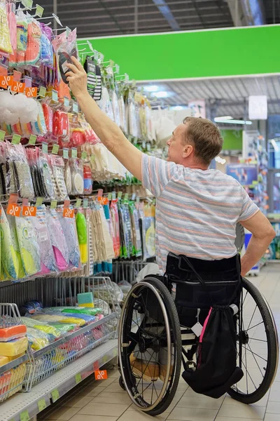 süpermarkette tekerlekli sandalye