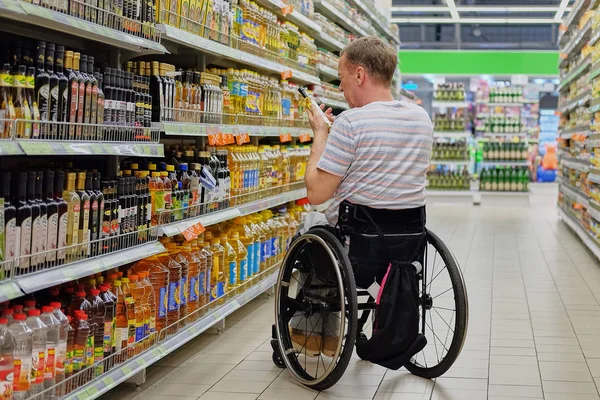 スーパーマーケットの障害者買い物客 ストック画像