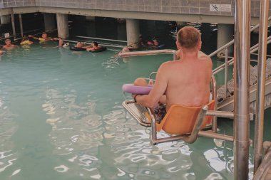 tekerlekli sandalye ve hamam asansörü
