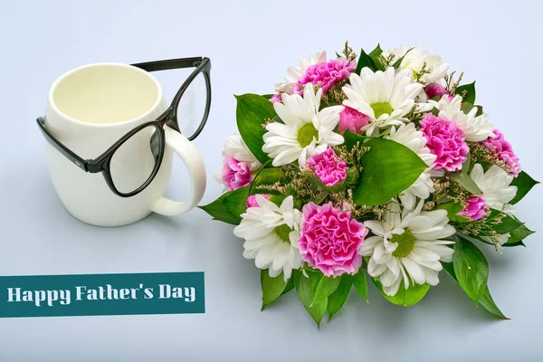 Babalar Günü 'nün geçmiş kutlamaları. Kahveyle bardaktan yapılmış komik suratlı yaratıcı bir kahvaltı.. 