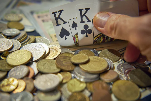 Minsk, Belarus, 11 Temmuz 2020. Bozuk para ve notların bulanık arka planında iki kralın yakın plan çekimi.