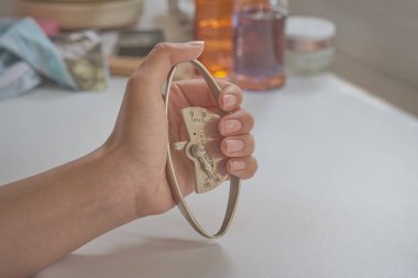 Kadın, el kavrama gücünü test etmek için dinamometre kullanıyor. El tutuşunu deniyorum. Sağlık göstergesi için el kavrama gücü değerlendirmesi