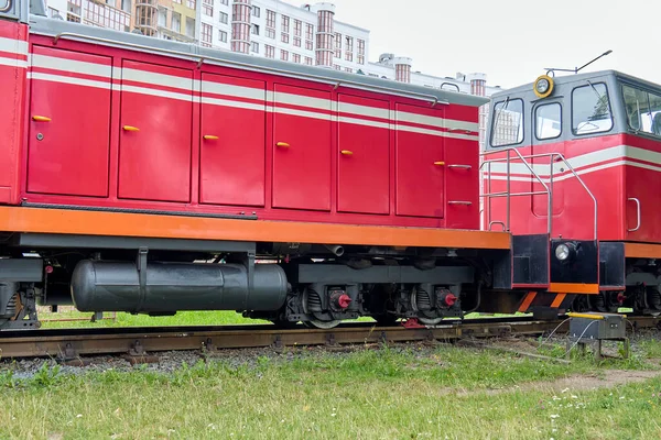 Demiryolunda ilerleyen kırmızı dizel tren.