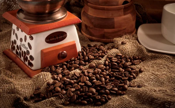 Kaffeebohnen Liegen Vor Dem Hintergrund Einer Manuellen Kaffeemühle Einer Zuckerdose — Stockfoto