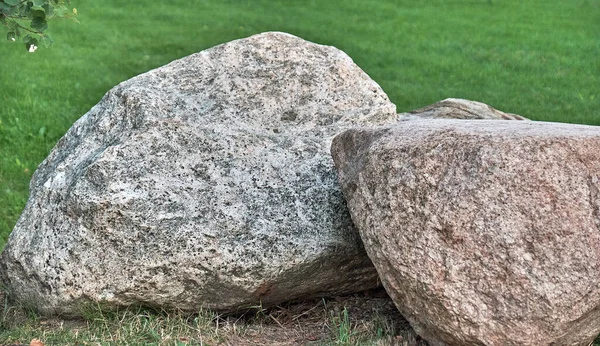Dwa Naturalne Granitowe Kamienie Różnych Kolorach — Zdjęcie stockowe
