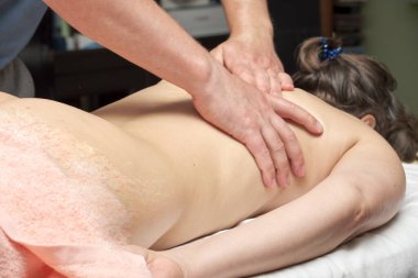 Kadın genel olarak latissimus dorsi masajı yaptırıyor.