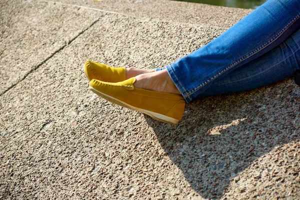 Sarı mokasenli kadın bacakları