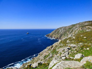 İspanyol kıyıları - Finisterra, mavi gökyüzü, kayalar ve Atlantik Okyanusu