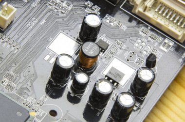 Elektrolitik kondansatörler ve endüktanli bobin, mikrodenetleyici, SMD devresi ile siyah bilgisayar tahtası