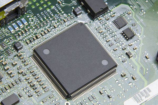 зеленый компьютер видеоплаты с процессором, микроконтроллер, smd цепи в косой свет
