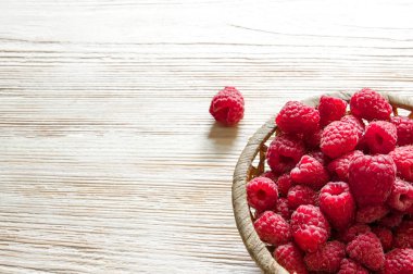 hafif ahşap arka plan üzerinde bir sepet içinde ahududu