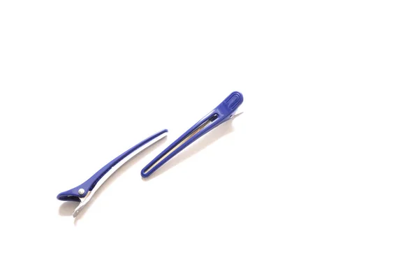 Голубая пластиковая заколка для волос на белом изолированном фоне — стоковое фото