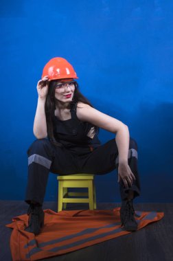 Çalışan üniforma ve turuncu inşaat kask genç güzel kadın. Kadın çalışma mesleği