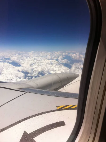 Szárny Egy Sugárhajtású Repülőgép Repül Felhők Felett — Stock Fotó