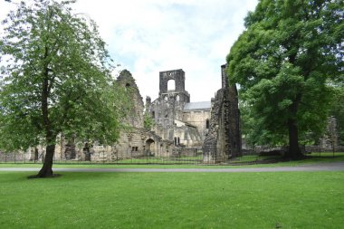 Kirkstall Abbey.A bir kamu parkta yer alan sarnıç manastır, harap. Bu c.1152 kuruldu.