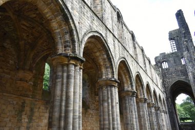 Kirkstall Abbey.A bir kamu parkta yer alan sarnıç manastır, harap. Bu c.1152 kuruldu.