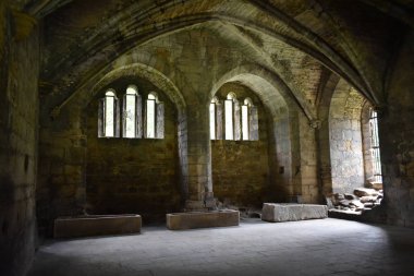 Kirkstall Abbey.A bir kamu parkta yer alan sarnıç manastır, harap. Bu c.1152 kuruldu.