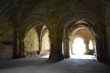 Kirkstall Abbey.A bir kamu parkta yer alan sarnıç manastır, harap. Bu c.1152 kuruldu.