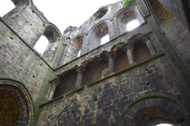 Kirkstall Abbey.A bir kamu parkta yer alan sarnıç manastır, harap. Bu c.1152 kuruldu.