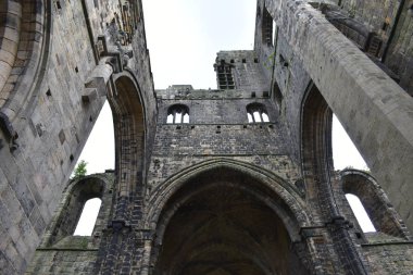 Kirkstall Abbey.A bir kamu parkta yer alan sarnıç manastır, harap. Bu c.1152 kuruldu.