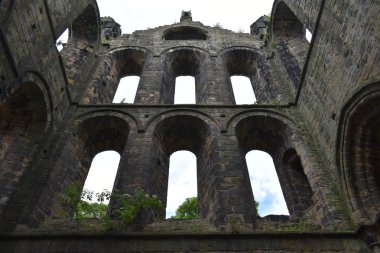 Kirkstall Abbey.A bir kamu parkta yer alan sarnıç manastır, harap. Bu c.1152 kuruldu.